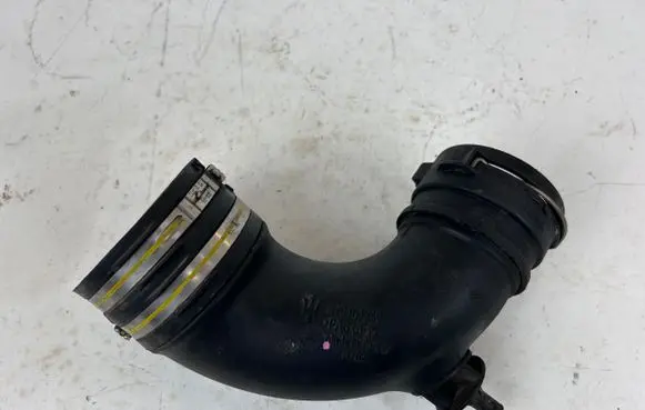 Maserati Levante Turbo air intake inlet pipe/hose 670101260