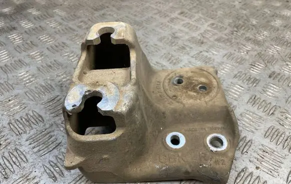 Subaru Outback Engine mounting bracket