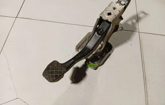 Volkswagen Golf V Clutch pedal 1K1721057AD