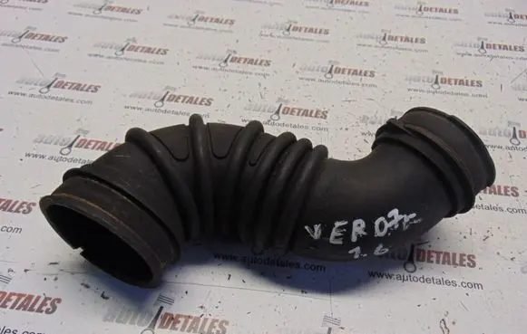 Toyota Corolla Verso E121 Air intake hose/pipe 17881-22070