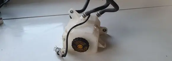 Toyota RAV 4 (XA40) Brake fluid reservoir 