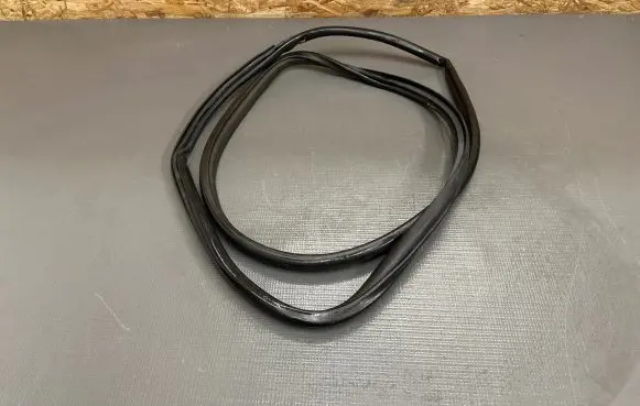 Trunk rubber seal (body)