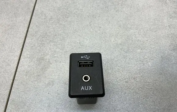 Nissan Qashqai USB socket connector 795405004