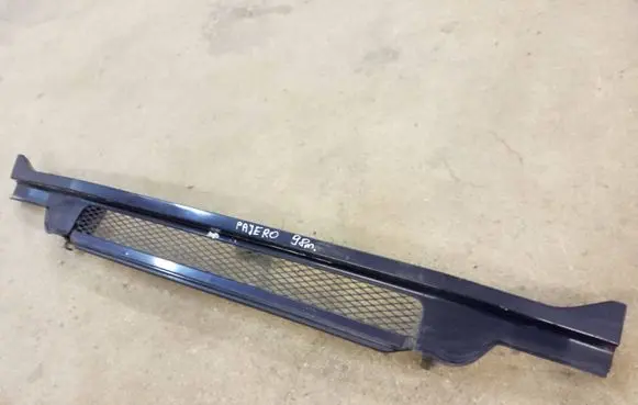 Mitsubishi Pajero Front bumper upper radiator grill
