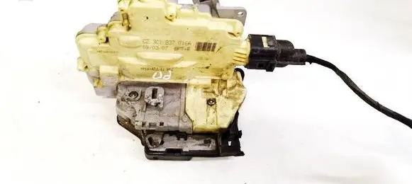 Volkswagen Tiguan Front door lock 3C1837016A