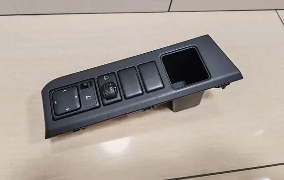 Nissan Note (E11) Wing mirror switch 684859U100