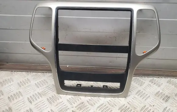 Jeep Grand Cherokee Radio/GPS head unit trim 