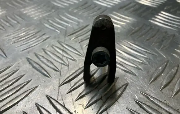 Mercedes-Benz ML W164 Fuel Injector clamp holder 