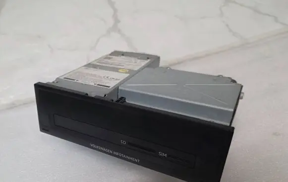 Volkswagen Touareg III Navigation unit CD/DVD player 760035165 7600351652 NW00002D