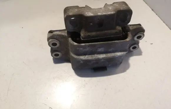 Volkswagen Caddy Engine mount bracket