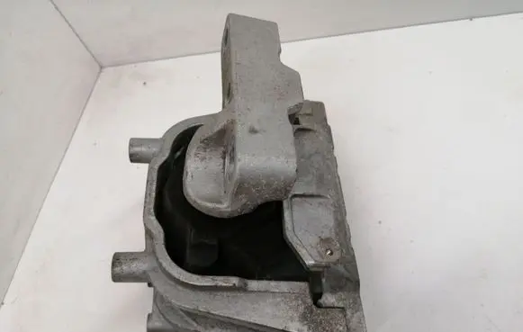 Volkswagen PASSAT B7 Engine mount bracket 1K0199262