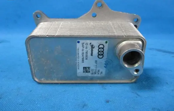 Audi Q7 4M Engine oil radiator 057117015A