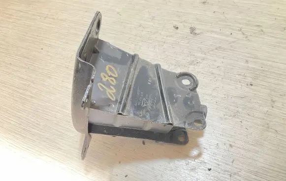 Front bumper mounting bracket