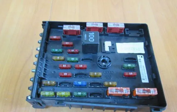 Volkswagen PASSAT B6 Fuse box cover