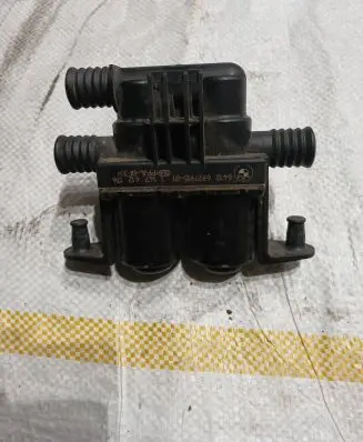 BMW 5 E60 E61 Coolant heater control valve 6927915 1147411