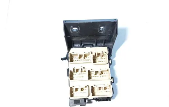 Toyota Avensis T250 Fuse module 8273405030