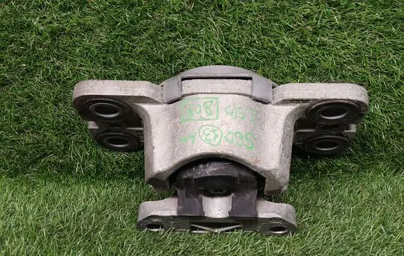 Volvo S60 Engine mount bracket 31316875