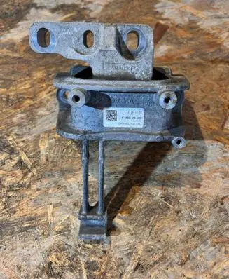 Volkswagen PASSAT B8 Engine mount bracket 3Q0199262J