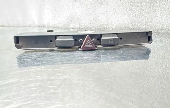 Opel Astra H Hazard light switch 13100105