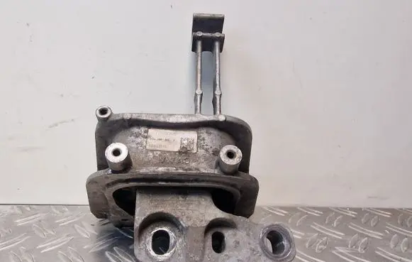 Volkswagen PASSAT B8 Engine mount bracket 3Q0199262J