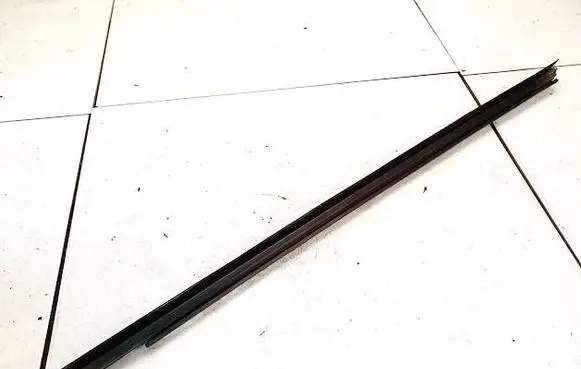 Seat Leon (1P) Front door glass trim molding 1P08379471