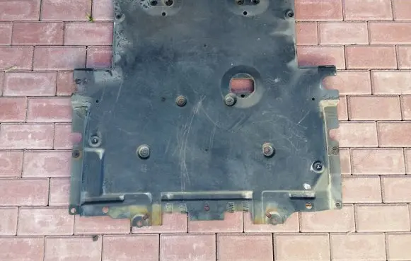Mitsubishi i-MiEV Center/middle under tray cover 