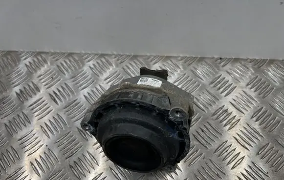 BMW 3 G20 G21 Engine mount bracket 7581619