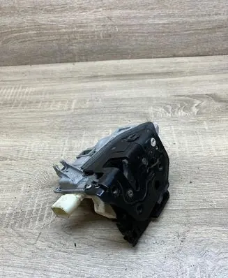 Volkswagen PASSAT B6 Rear door lock 3C4839016A