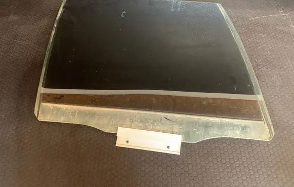 Rear door window glass