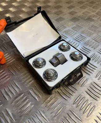 KIA EV6 Anti-theft wheel nuts and lock LP490AUU01