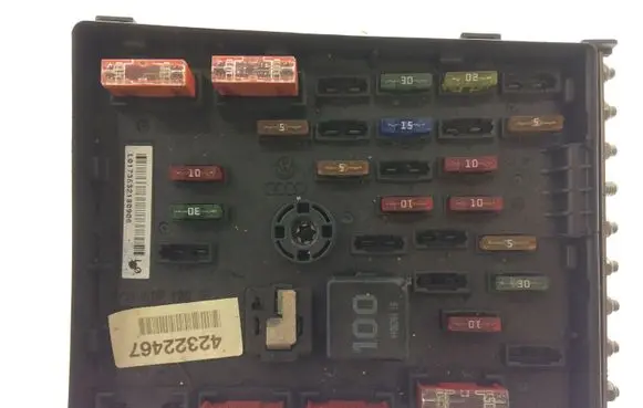 Volkswagen PASSAT B6 Fuse module 3C0937125