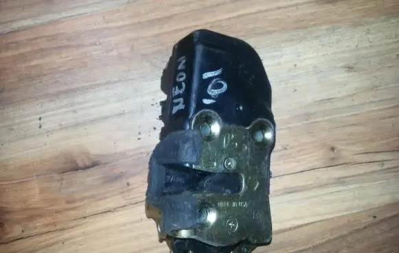Chrysler PT Cruiser Front door lock