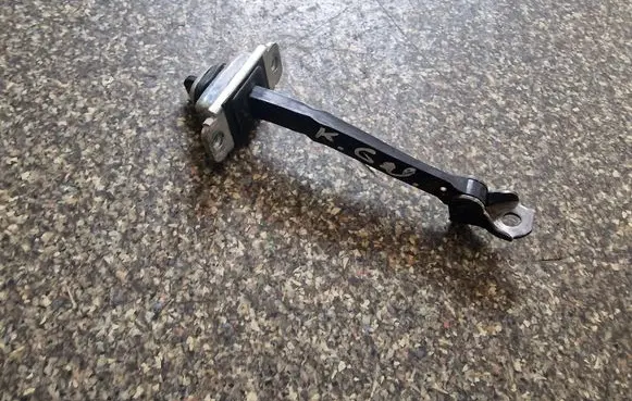 Chevrolet Captiva Rear door check strap stopper