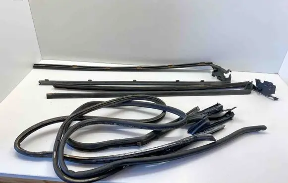 Mercedes-Benz SL R129 Rubber seal front door (on door) 
