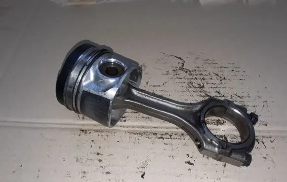 Toyota Avensis T250 Piston with connecting rod 86L78