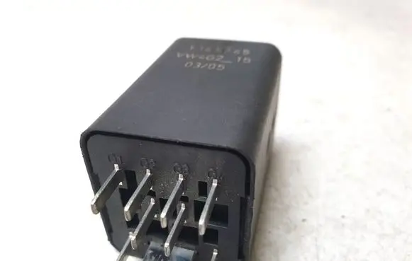 Volkswagen Touran I Glow plug pre-heat relay 03G907282