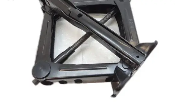 Ford Focus Spare wheel mounting bracket DCP9-17035-AA