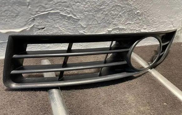 Volkswagen PASSAT B6 Front bumper lower grill 05322451