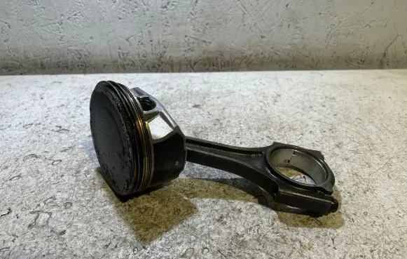 Dodge Challenger Piston with connecting rod
