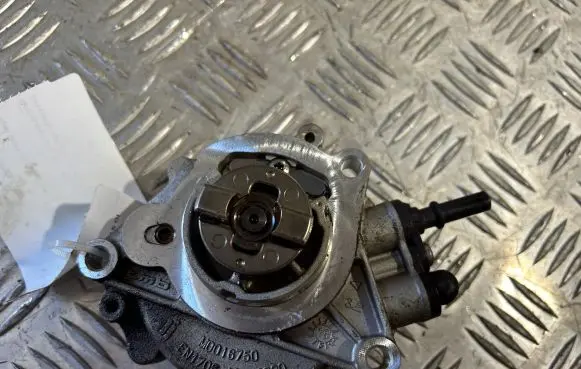 Peugeot 5008 II Vacuum pump 9827166480