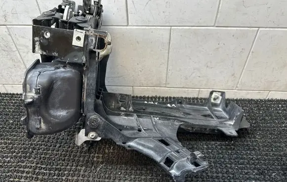 Headlight/headlamp mounting bracket