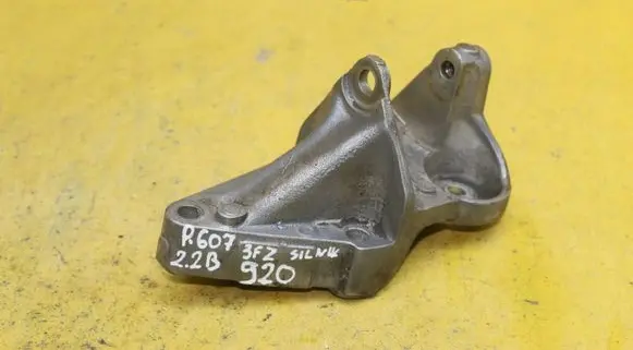 Peugeot 607 Engine mounting bracket