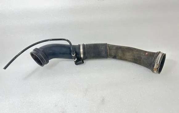 Audi A4 S4 B5 8D Air intake hose/pipe 058129627E 050133354