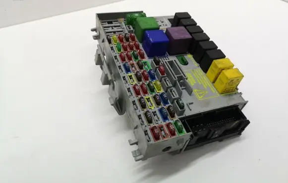 Opel Zafira A Fuse module 24412497