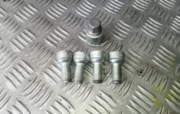 Skoda Fabia Mk1 (6Y) Anti-theft wheel nuts and lock 