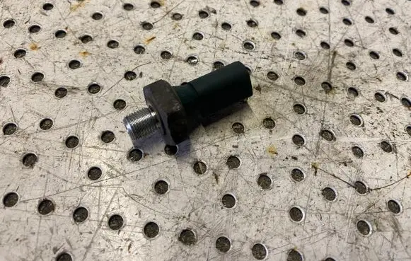 Volkswagen Caddy Oil pressure sensor 