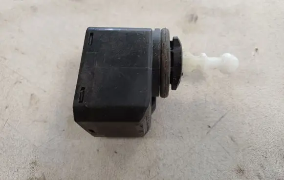 Volkswagen Golf V Headlight level adjustment motor 00883000