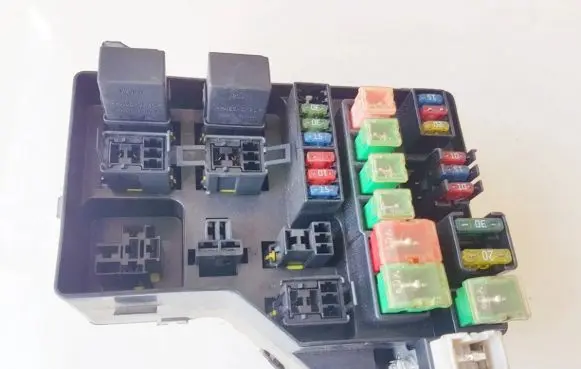 Mitsubishi Carisma Fuse box set b11342
