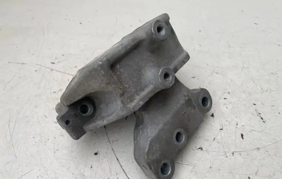 Mitsubishi Outlander Engine mount bracket
