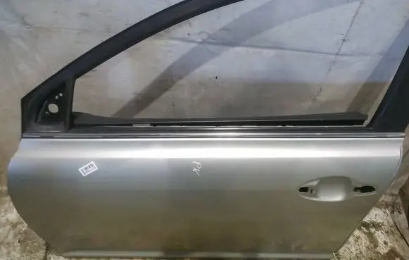 Toyota Avensis T250 Front door glass trim molding